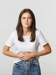 Seorang perempuan memegang perutnya yang kesakitan (Foto Dok: Freepik/benzoix).