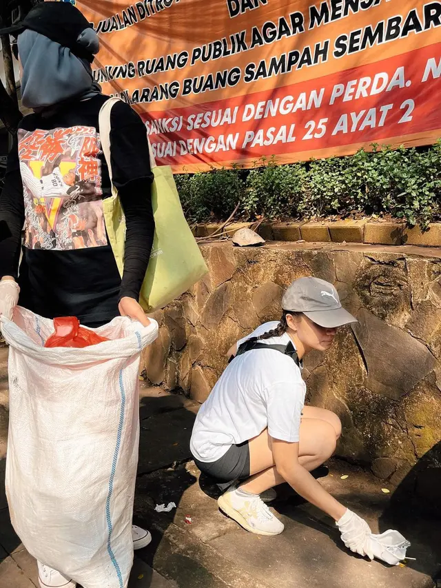 6 Aksi Angela Gilsha Punguti Sampah di Area Citayam Fashion Week Ini Banjir Pujian