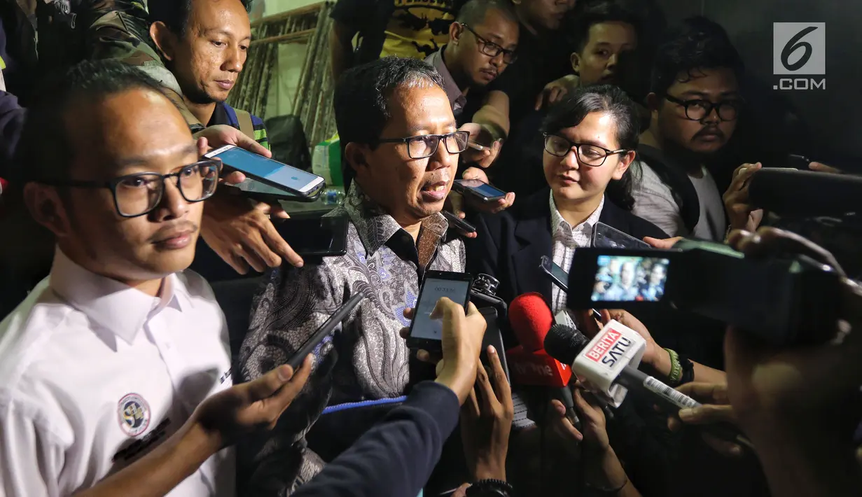 Plt Ketua Umum PSSI Joko Driyono didampingi Sekjend PSSI Ratu Tisha memberi keterangan pers usai diperiksa di Mapolda Metro Jaya, Jakarta, Kamis (24/1). Joko Driyono diperiksa terkait kasus dugaan pengaturan skor sepakbola. (Liputan6.com/Johan Tallo)