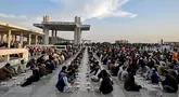 Umat Muslim menunggu waktu berbuka puasa selama bulan suci Ramadan di Masjid Faisal, Islamabad, Pakistan pada 16 Maret 2025. (Aamir Qureshi/AFP)