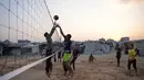 Anak-anak muda Palestina bermain voli di kamp tenda pengungsian di Zawayda, Jalur Gaza tengah, Selasa 4 November 2025. Diketahui, meski kesepakatan gencatan senjata antara Israel dan Hamas yang dimulai pada 10 Oktober 2025 masih berlaku, namun situasi kemanusiaan di Gaza masih memburuk. (AP Photo/Abdel Kareem Hana)