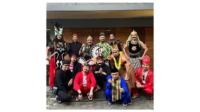 8 Potret Geng The Prediksi saat Pakai Seragam Nyeleneh, Bikin Heran