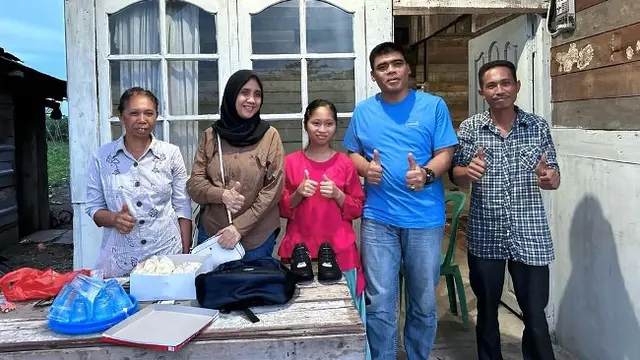 Korban kecelakaan lalu lintas, Mita (baju merah), yang sempat lumpuh karena patah tulang kaki kini sudah bisa berdiri.
