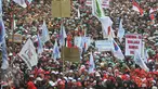 Ribuan orang yang tergabung dalam Forum Honorer Kategori 2 (FHK2I) berunjuk rasa di depan Istana Merdeka, Jakarta, Rabu (10/2). Guru honorer dari seluruh Indonesia itu menuntut Pemerintah agar mengangkat mereka sebagai PNS. (Liputan6.com/Gempur M Surya)