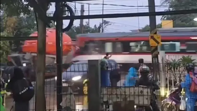 Kecelakaan Kereta Bandara Tertemper kendaraan truk di perlintasan sebidang JPL 21 lintas Rawa Buaya–Batuceper pada Jumat (20/2/2026).