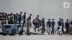 WNI ABK World Dream tiba di di Kolinlamil, Tanjung Priok, Jakarta Utara, Sabtu (14/3/2020). Sebanyak 188 WNI ABK World Dream telah usai jalani masa observasi di Pulau Sebaru, kondisinya sudah sangat baik dan sehat untuk bisa kembali ke rumahnya masing-masing. (Liputan6.com/Faizal Fanani)