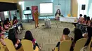 Dengan gaya khasnya yang enerjik, Choky mampu membuat para peserta kelas presenting Micel 2014 menjadi bersemangat, Jakarta, Selasa (21/10/2014) (Liputan6.com/Faisal R Syam)