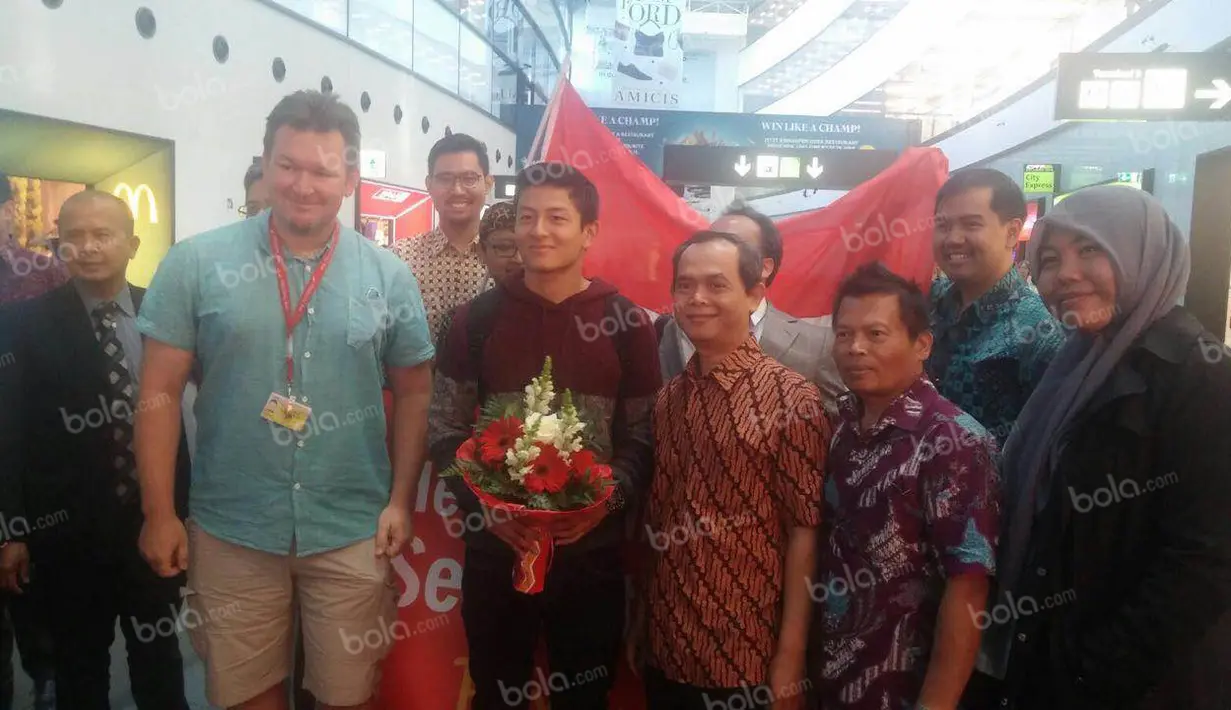 Pebalap Manor Racing asal Indonesia, Rio Haryanto disambut staf KBRI Wina dan masyarakat Indonesia saat tiba di Bandar Udara Internasional Wina, Austria, Selasa (28/6/2016). (Bola.com/Reza Khomaini)
