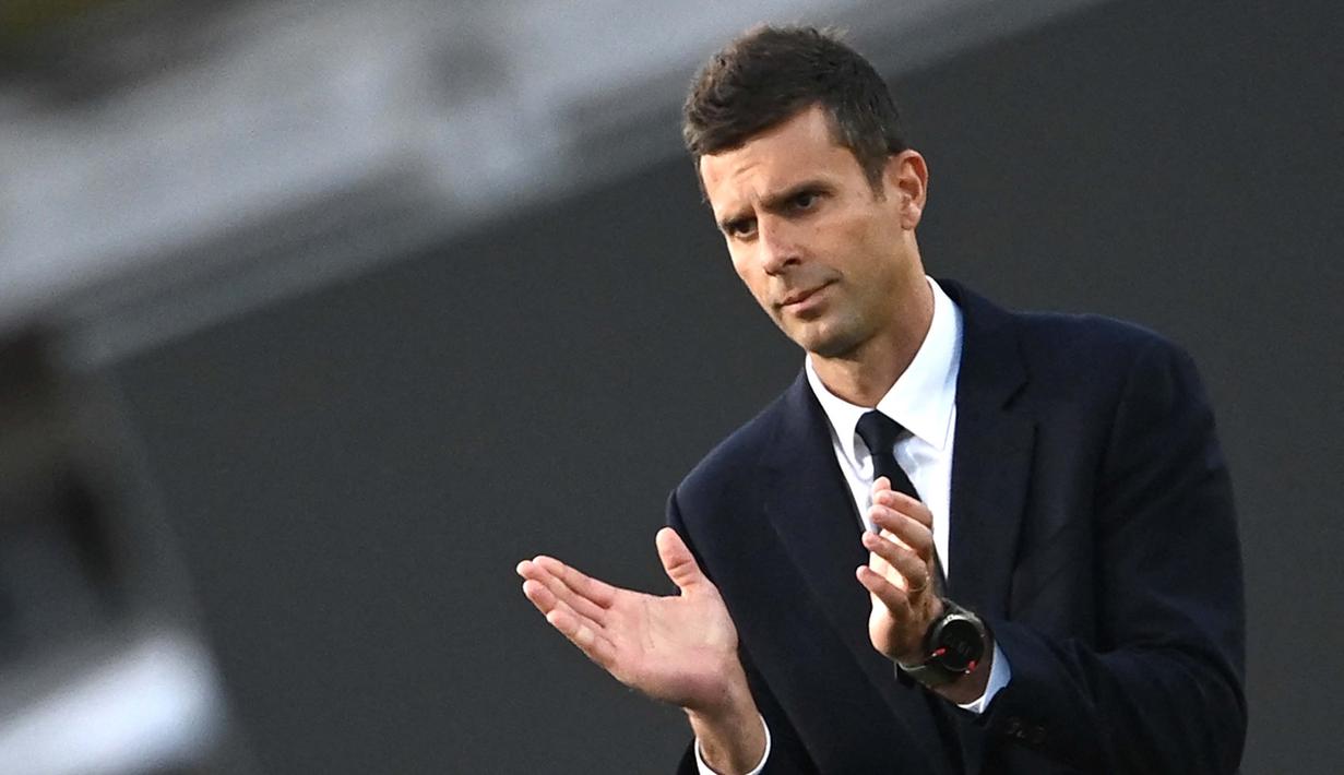 Pelatih Juventus, Thiago Motta, tak mampu menutupi kekecewaan setelah anak asuhnya gagal meraih kemenangan saat bertandang ke markas Empoli pada pekan keempat Serie A 2024/2025  di Stadion Carlo Castellani, Sabtu (14/9/2024). (AFP/Isabella Bonotto)