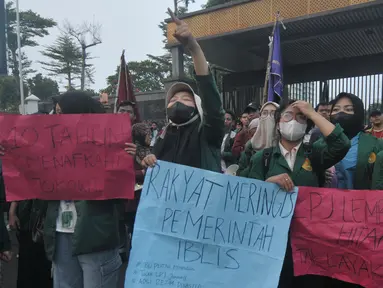 Puluhan mahasiswa melakukan aksi unjuk rasa dengan berjalan menuju Gedung Dewan Perwakilan Rakyat (DPR) Republik Indonesia, Jakarta, Jumat (16/8/2024). (merdeka.com/Imam Buhori)