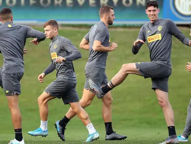 Para pemain Inter Milan melakukan pemanasan saat mengikuti sesi latihan tim di pusat pelatihan Suning di Appiano Gentile, Como, Italia (22/10/2019). Inter Milan akan bertanding melawan wakil Jerman, Borussia Dortmund pada grup F Liga Champions. (Matteo Bazzi / ANSA via AP)