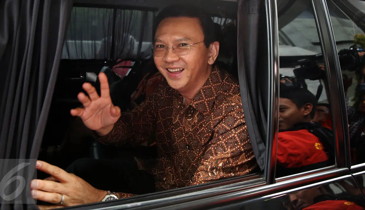 Gubernur DKI Jakarta Basuki T Purnama usai menjalani pemeriksaan di Bareskrim Polri, Jakarta, Senin (24/10). Ahok dilaporkan atas tuduhan penistaan agama terkait pidatonya tentang surat Al-Maidah. (Liputan6.com/Johan Tallo)