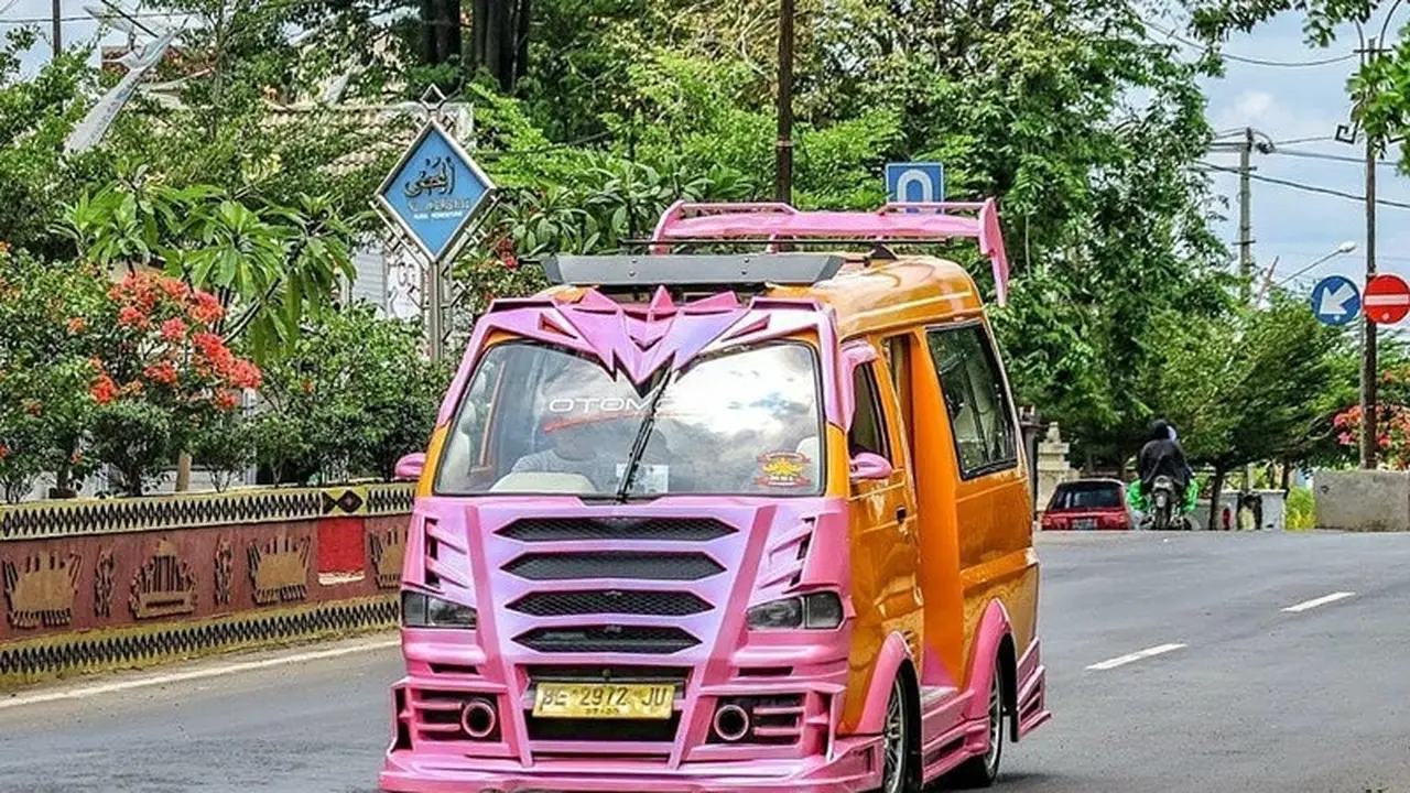 Begini Fasilitas Angkot Jaman Now, Punya Lantai Keramik dan LED TV