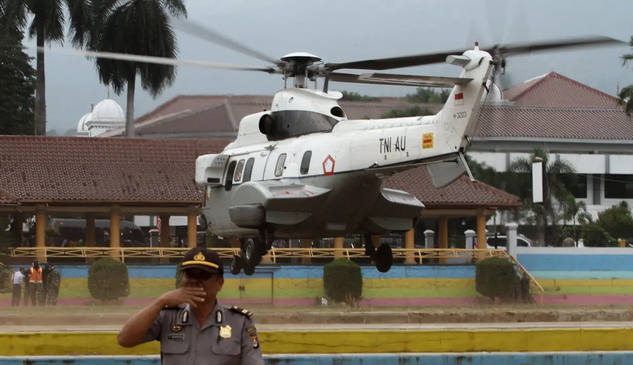 Helikopter lepas landas membawa Menko Polhukam Wiranto usai diserang orang tak dikenal di Pandeglang, Banten, Kamis (10/10/2019). Wiranto yang mengalami luka tusuk di bagian perut akibat penyerangan tersebut dibawa ke RSPAD Gatot Subroto, Jakarta dengan helikopter. (Photo by SAMMY / AFP)