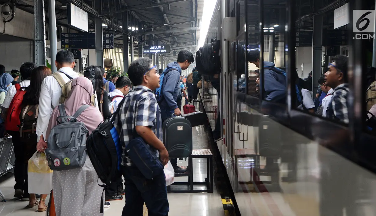 Calon penumpang manaiki kereta api di Stasiun Pasar Senen, Jakarta, Selasa (16/4). PT KAI Daop 1 Jakarta mengoperasikan 11 KA tambahan tujuan Bandung, Cirebon, Kutoarjo, Yogyakarta, dan Solo. (Liputan6.com/Herman Zakharia)