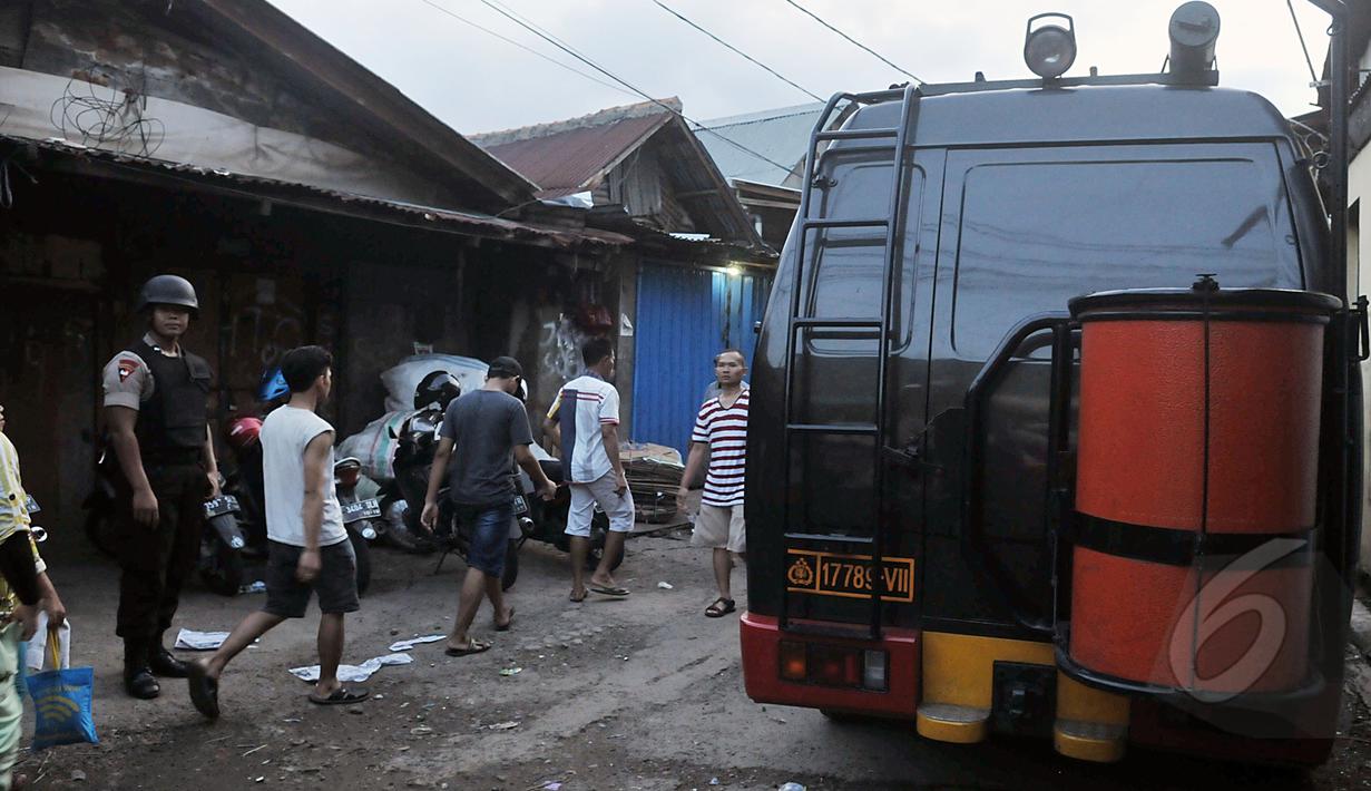 Sebuah kendaraan milik satuan Gegana Polri disiagakan di lokasi kejadian jl Jati Bunder, Kebon Kacang, Jakarta Pusat, Rabu (8/4/2015).  Akibat dari ledakan ini empat orang dikabarkan terluka. (Liputan6.com/Johan Tallo)
