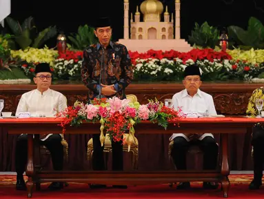 Presiden Joko Widodo atau Jokowi (tengah) memberi sambutan saat menerima pimpinan lembaga negara untuk buka puasa bersama di Istana Negara, Jakarta, Senin (6/5/2019). Jokowi mengajak pimpinan lembaga negara untuk buka puasa bersama pada hari pertama bulan suci Ramadan. (Liputan6.com/Angga Yuniar)