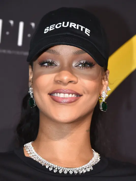 Pertemuan yang sangat menyenangkan ketika seorang pangeran bertemu dengan diva musik. Tertangkap kamera, keduanya tengah berjabat tangan sambil memberikan senyuman. (AFP/Bintang.com)