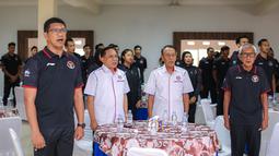 Ketua Umum PBVSI, Imam Sudjarwo (kedua kiri) bersama Waketum PBVSI III, Edy Sunarno (kedua kanan), manajer Timnas Bola Voli Indoor Indonesia, Loudry Maspaitella (kiri), dan manajer Timnas Bola Voli Pantai Indonesia, Slamet Mulyanto (kanan) berdiri untuk menyanyikan lagu kebangsaan Indonesia Raya saat pelepasan Timnas Bola Voli Indonesia untuk Asian Games 2022 Hangzhou di Padepokan Voli Jenderal Kunarto, Sentul, Bogor, Kamis (14/09/2023). (Bola.com/Bagaskara Lazuardi)