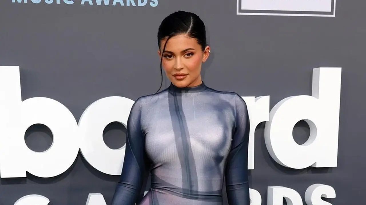 Dukung Travis Scott, Gaya Kylie Jenner Pakai ‘Naked’ Dress di Billboard Music Awards 2022 Disorot