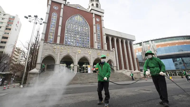 Virus COVID-19 Makin Melonjak di Korsel, Gereja hingga Stasiun Disemprot Disinfektan