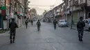 Paramiliter bersenjata melakukan patroli di jalan yang dikosongkan di Srinagar, Kashmir yang dikuasai India, Rabu (5/8/2020). Tentara India memperketat keamanan di Kashmir dalam upaya menahan serangan dalam peringatan setahun pelepasan status otonomi khusus wilayah tersebut. (AP Photo/ Dar Yasin)