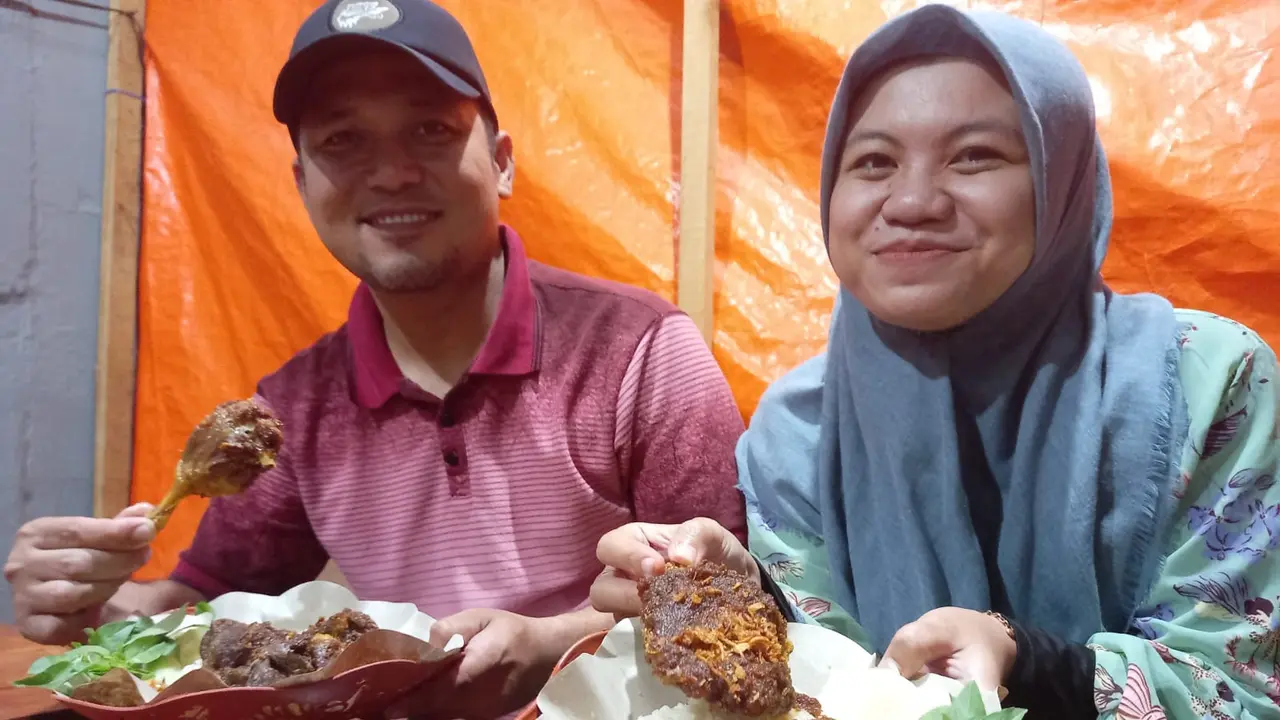 Bebek Songkek khas Madura menjadi pilihan menu makan di Surabaya. (Dian Kurniawan/Liputan6.com).