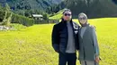 Masih di negara Italia, Poppy dan suami juga bertandang ke kawasan Gunung Dolomite. Di sana, mereka memperlihatkan suasana tenang dan sejuk. Tampak tanah lapang hijau yang membentang luas, serta keindahan bukit hijau yang berpadu dengan langit biru. (Liputan6.com/IG/@riphatsenikentara)