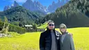 Masih di negara Italia, Poppy dan suami juga bertandang ke kawasan Gunung Dolomite. Di sana, mereka memperlihatkan suasana tenang dan sejuk. Tampak tanah lapang hijau yang membentang luas, serta keindahan bukit hijau yang berpadu dengan langit biru. (Liputan6.com/IG/@riphatsenikentara)