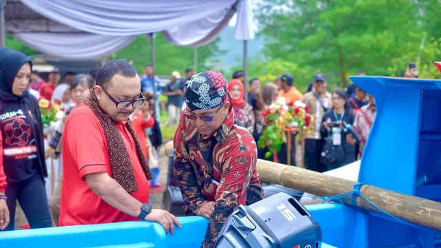 Anggota DPR RI Kaisar Salurkan Bantuan Kapal untuk Nelayan Muda Cilacap, Tegaskan Profesi Bahari Bukan Kelas Dua