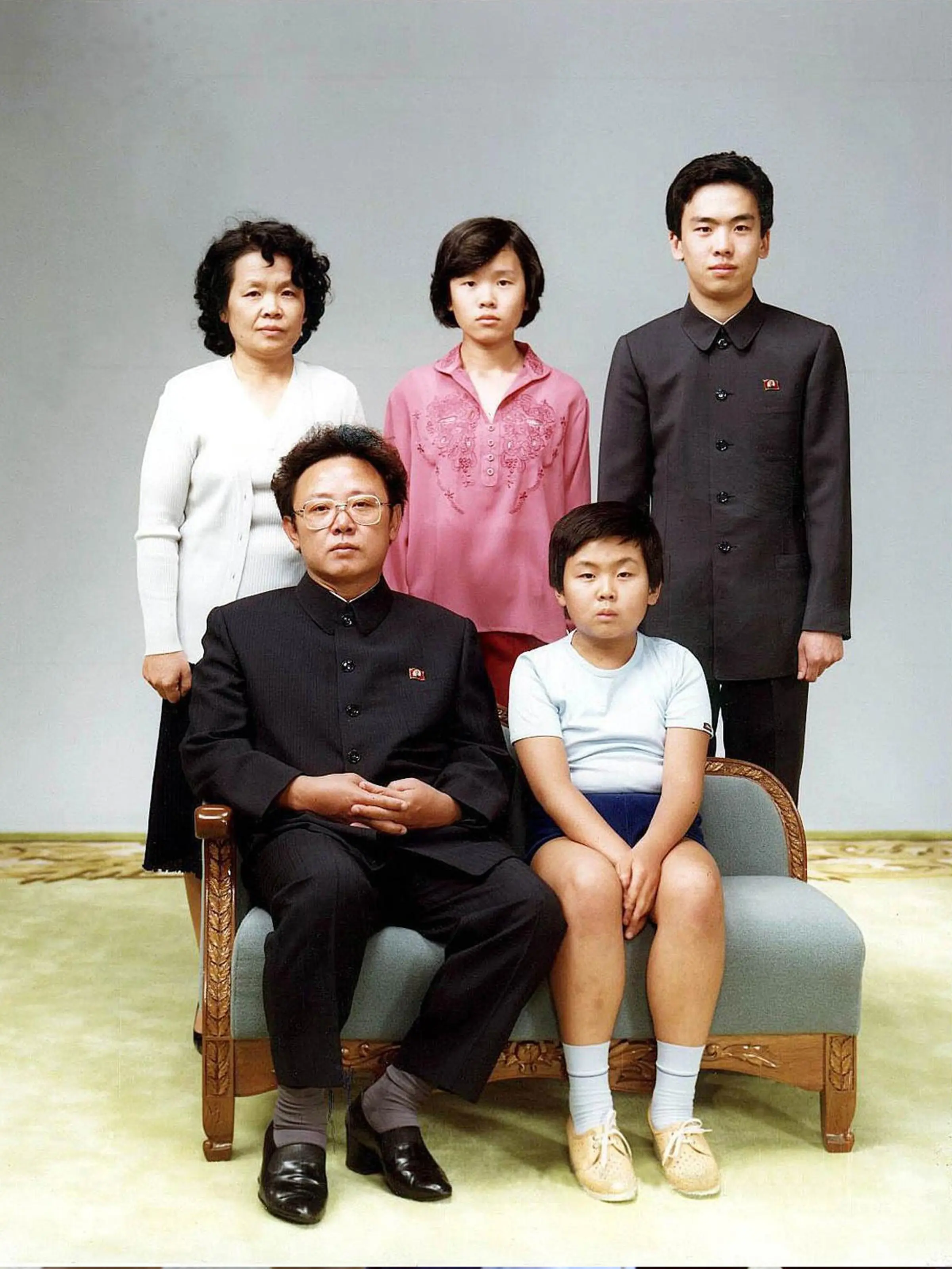 Foto yang diambil 19 Agustus 1981 menunjukkan Kim Jong-Nam (duduk kanan)  bersama dengan ayahnya pemimpin Korea Utara Kim Jong-Il saat foto keluarga di Pyongyang. (AFP PHOTO / Handout /  - South Korea OUT - North Korea OUT)