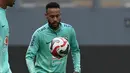 Pemain depan Brasil Neymar mengamati bola selama sesi latihan  menjelang Kualifikasi Piala Dunia 2026 zona CONMEBOL, di Lima, Senin (11/9/2023). (Cris BOURONCLE / AFP)