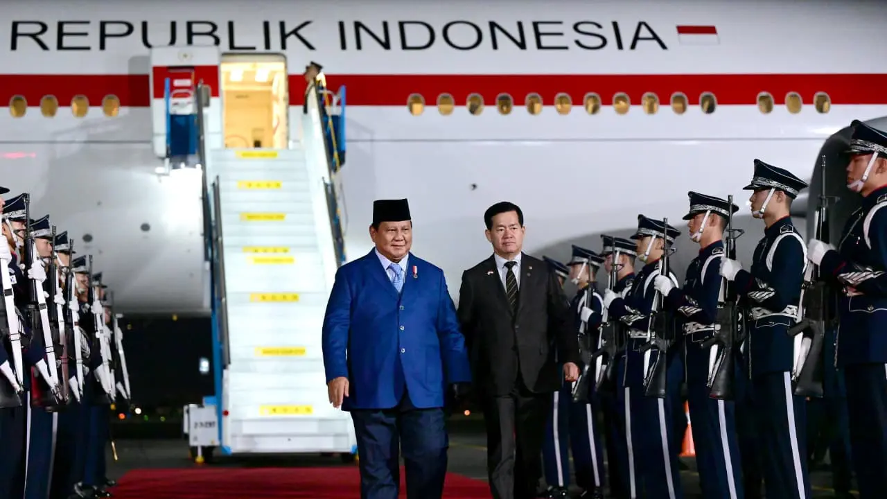 Presiden Prabowo Subianto tiba di Republik Korea pada Kamis, (30/10/2025) untuk menghadiri Konferensi Tingkat Tinggi (KTT) Kerja Sama Ekonomi Asia Pasifik (APEC) yang digelar di Gyeongju (Biro Pers Sekretariat Presiden)