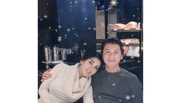 Berharap Segera dapat Momongan, Ini 7 Potret Mesra Syahrini dan Reino Barack