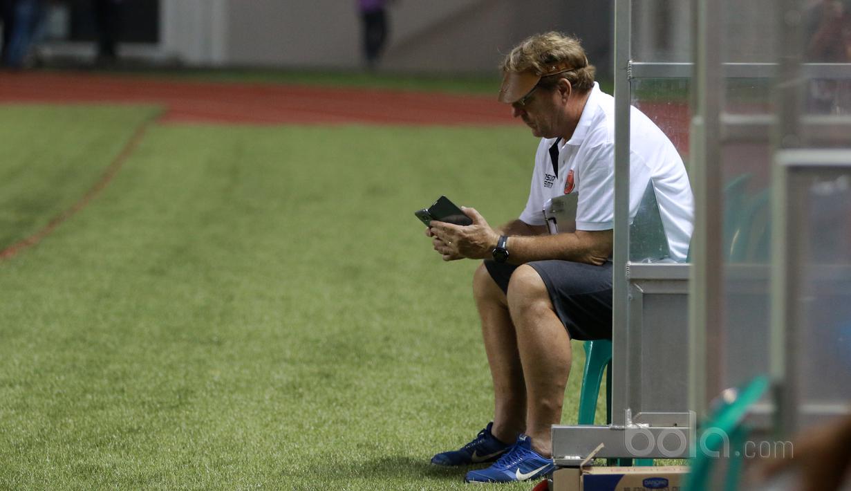 Robert Rene Alberts memipin timnya PSM Makassar bertengger pada puncak klasemen sementara Liga 1 2017 dengan 23 poin, poin tersebut merupakan hasil dari tujuh kali menang, dua kali imbang dan dua kali kalah. (Bola.com/Nicklas Hanoatubun)