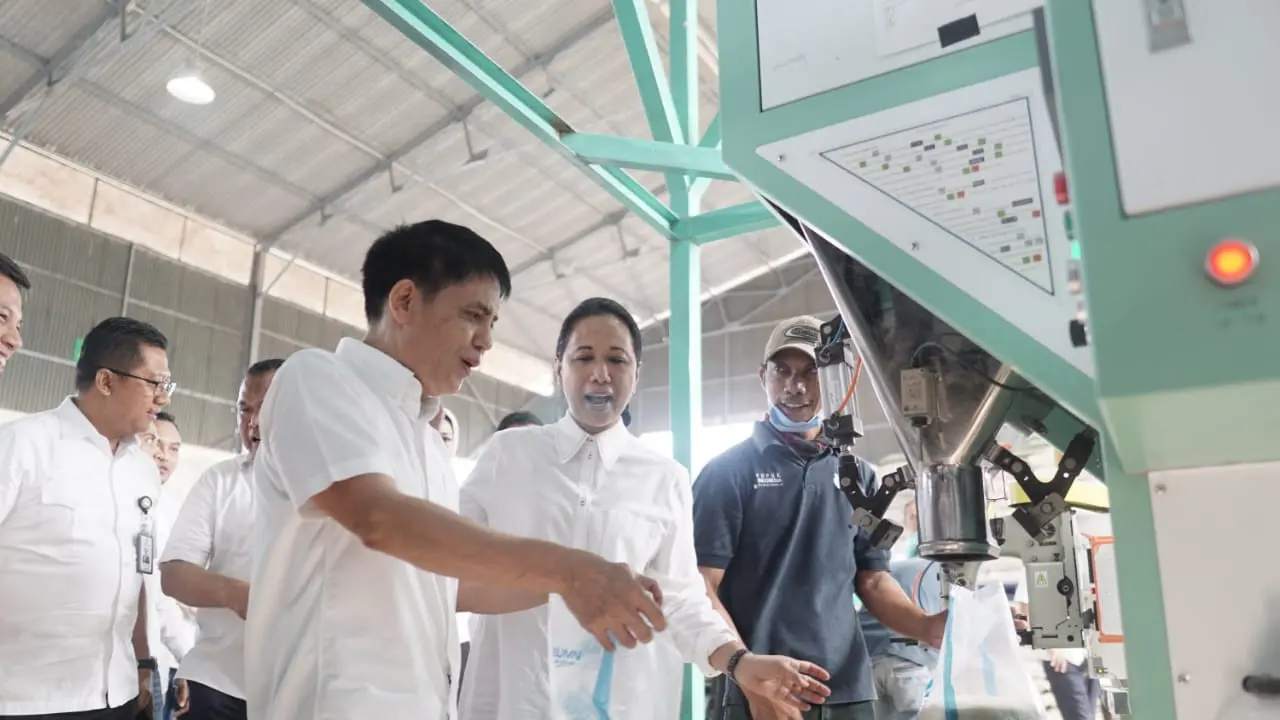 Menteri BUMN Rini Soemarno meninjau Rice Miling Unit (RMU) atau tempat penggilingan padi di Kecamatan Rawamerta, Karawang. Dok BUMN