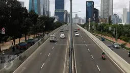 Kendaraan melintasi flyover Casablanca, Jakarta, , Sabtu (24/12). Menjelang natal sejumlah ruas jalanan Jakarta tampak lengang. (Liputan6.com/Herman Zakharia)