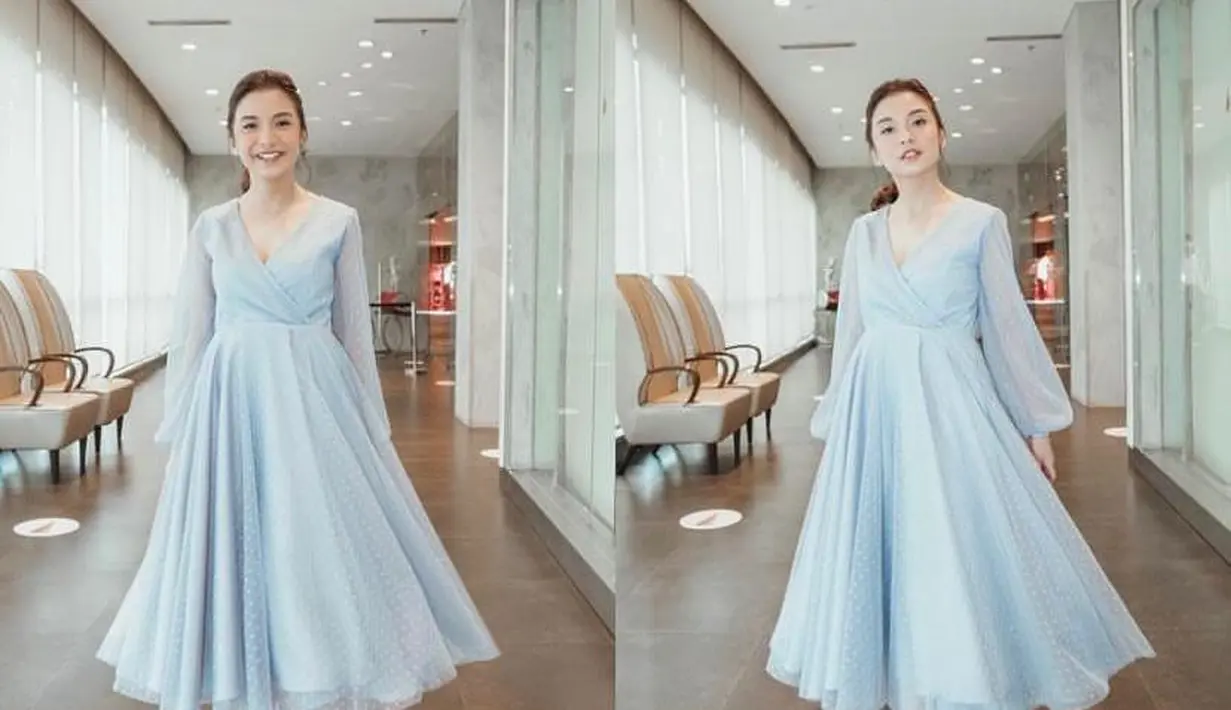 Bak cinderella, Chelsea Olivia tampil dalam balutan loose dress berwarna baby blue dengan detail kerah v-neck. @chelseaoliviaa.