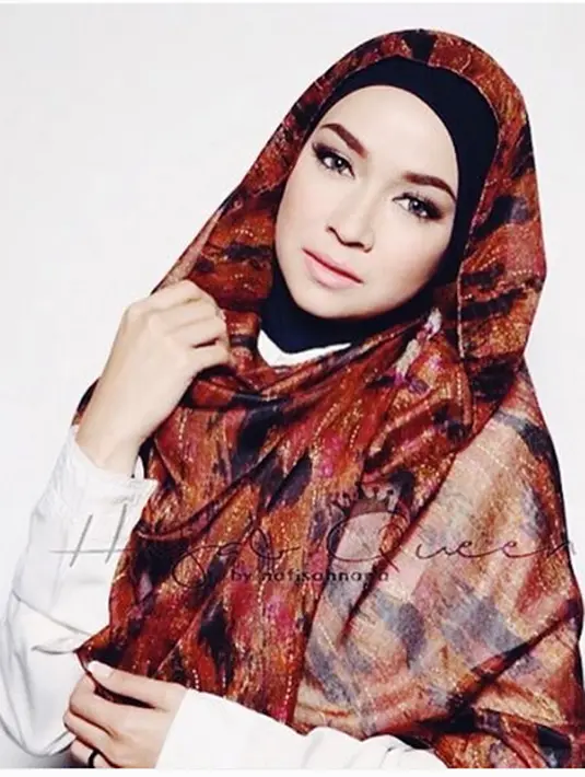 Bagi Aryani Fitriana Kurniawan kelahiran Jakarta 28 tahun lalu itu, tidak mudah memutuskan untuk berhijab. Pemeran dalam sinetron Kepompong itu merasa mendapatkan hidayah untuk menutup auratnya. (dok. Instagram)