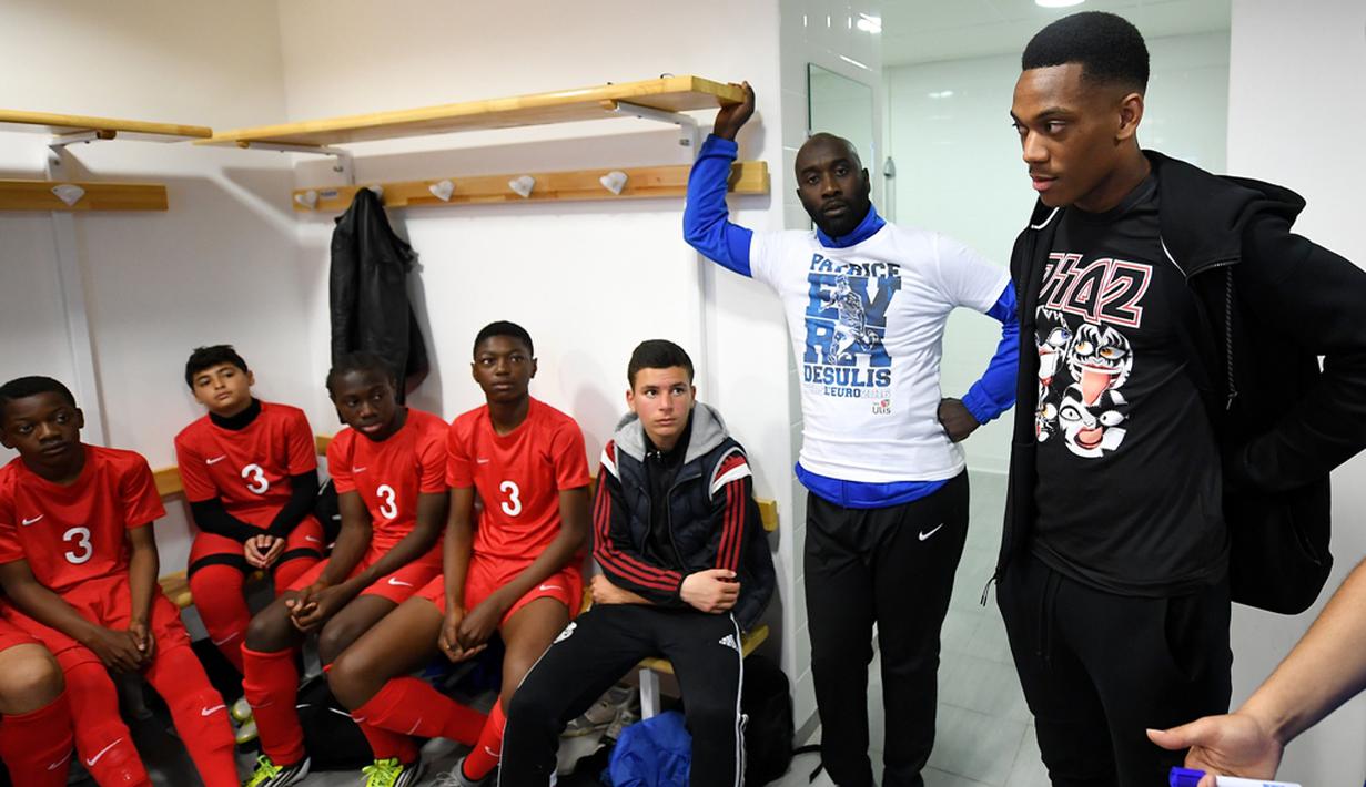 Pemain Timnas Prancis, Anthony Martial, memberi wejangan kepada para pemain muda Les Ulis di ruang ganti sebelum bertanding, (23/5/2016). (AFP/Franck Fife) 
