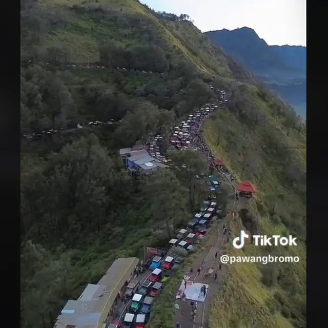Kawasan Wisata Gunung Bromo Macet Parah Saat Libur Natal, Dipenuhi Mobil Jip.
