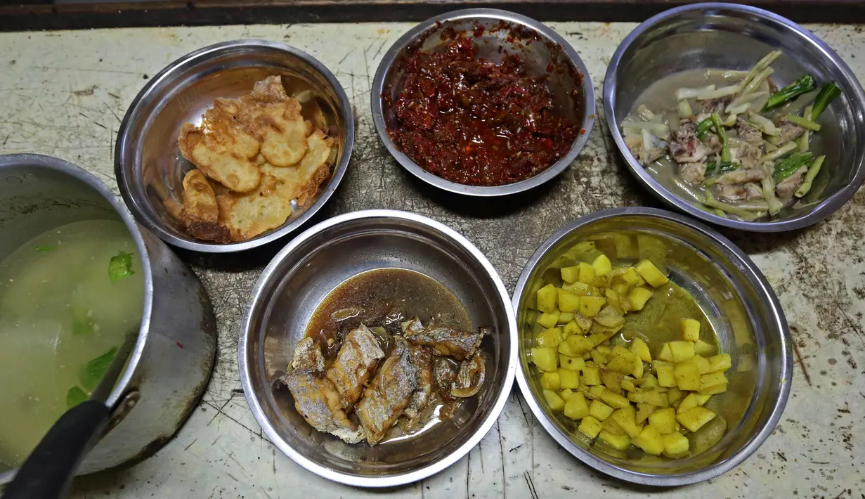 Hidangan berbuka puasa seperti Sup, tempe goreng, sambel , ayam dengan sayuran dipersiapkan untuk buka puasa bersama di sebuah kapal penangkap ikan di Sungai Suriname, Livorno , Suriname , 9 Juni 2016. (REUTERS / Ranu Abhelakh)