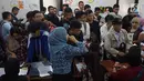 Antrean warga saat mengurus surat pindah tempat memilih atau Formulir A5 Pemilu 2019 di Kantor KPUD Jakarta Selatan, Jakarta, Rabu (10/4). Hari ini merupakan batas akhir pembuatan Formulir A5. (Liputan6.com/Herman Zakharia)
