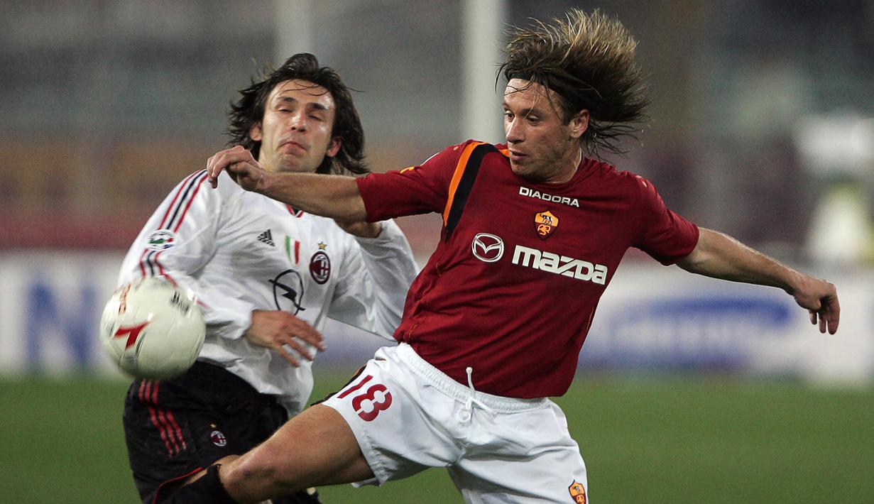 Antonio Cassano. Striker lokal Italia ini didatangkan AS Roma dari Bari pada musim 2001/2002 dengan nilai transfer 31 juta euro. Selama total 4,5 musim, sang Peter Pan tampil dalam 161 laga dengan mencetak 52 gol. Pada tengah musim 2005/2006 ia dilepas ke Real Madrid. (Foto: AFP/Dimitar Dilkoff)
