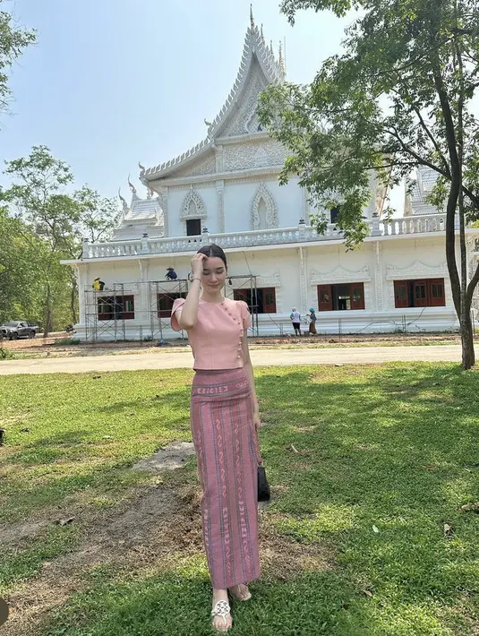 Diana juga tampil elegan dengan atasan pink dipadukan kain warna serasi dan sandalnya. (@dianaflipo)