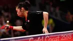Justina Yeung dari Kanada mengembalikan bola pukulan Tin Tin Ho dari Inggris saat bertanding pada perempat final tim putri di Commonwealth Games 2018 di Gold Coast di Oxenford Studios (7/4). (AFP Photo/Adrian Dennis)