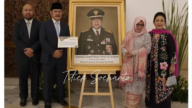 Model Atasan Kebaya Bordir Hitam-Pink ala Titiek Soeharto (Instagram titieksoeharto)