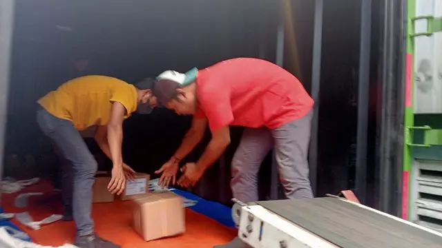 Proses pengiriman Kertas Suara Pilgub Jatim dari salah satu pabrik percetakan di Gersik menuju Banyuwangi (Istimewa)