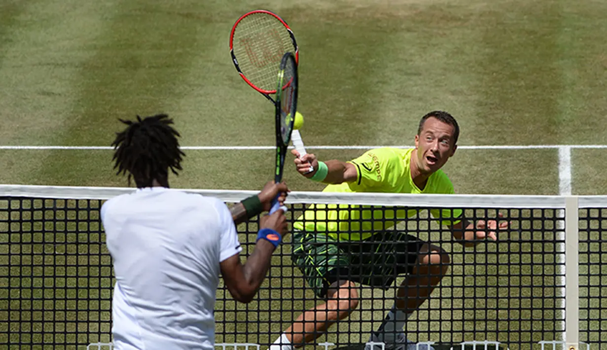 Ekspresi Philipp Kohlschreiber (facing) of Germany plays a backhand during the quarter final of the ATP tennis tournament against Gael Monfils of France in Stuttgart, Germany, 12 June 2015.  (EPA/Marijan Murat)
