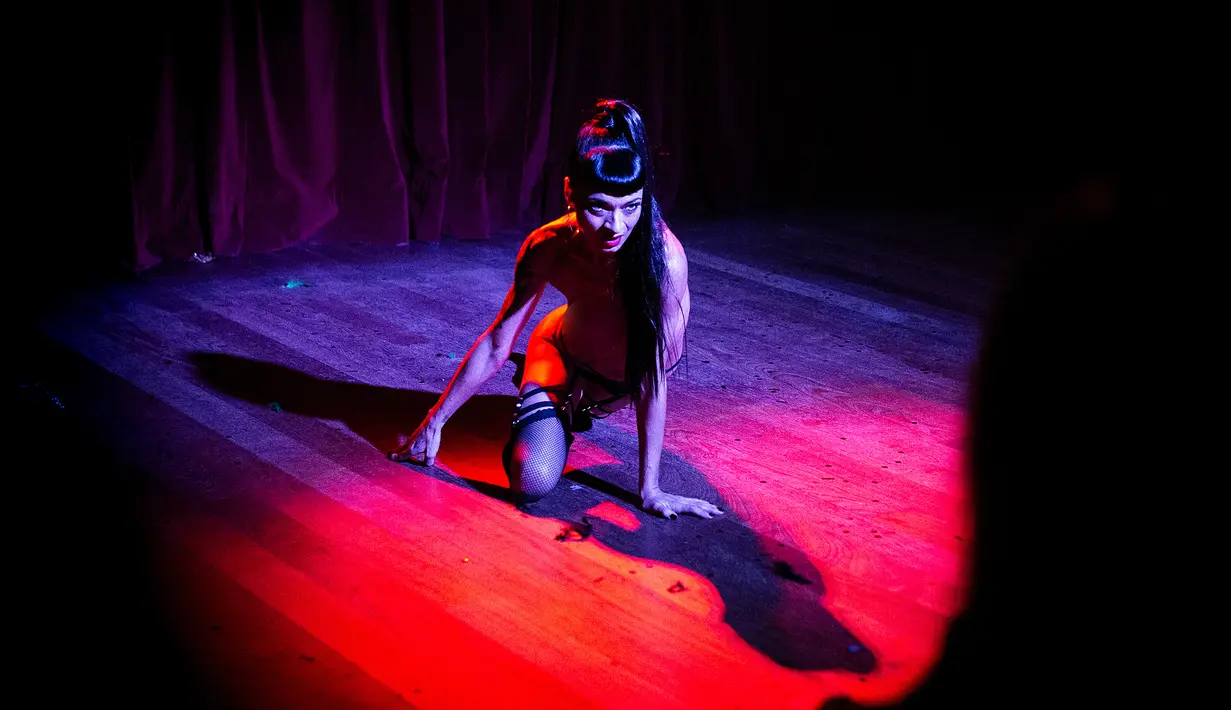 Penampilan Black Sue dalam Burlesque Show di Madrid, Spanyol, Jumat (25/1). Burlesque bertujuan untuk membuat orang tertawa dengan memplesetkan hal-hal atau sari-sari dari karya serius. (Benjamin CREMEL/AFP)